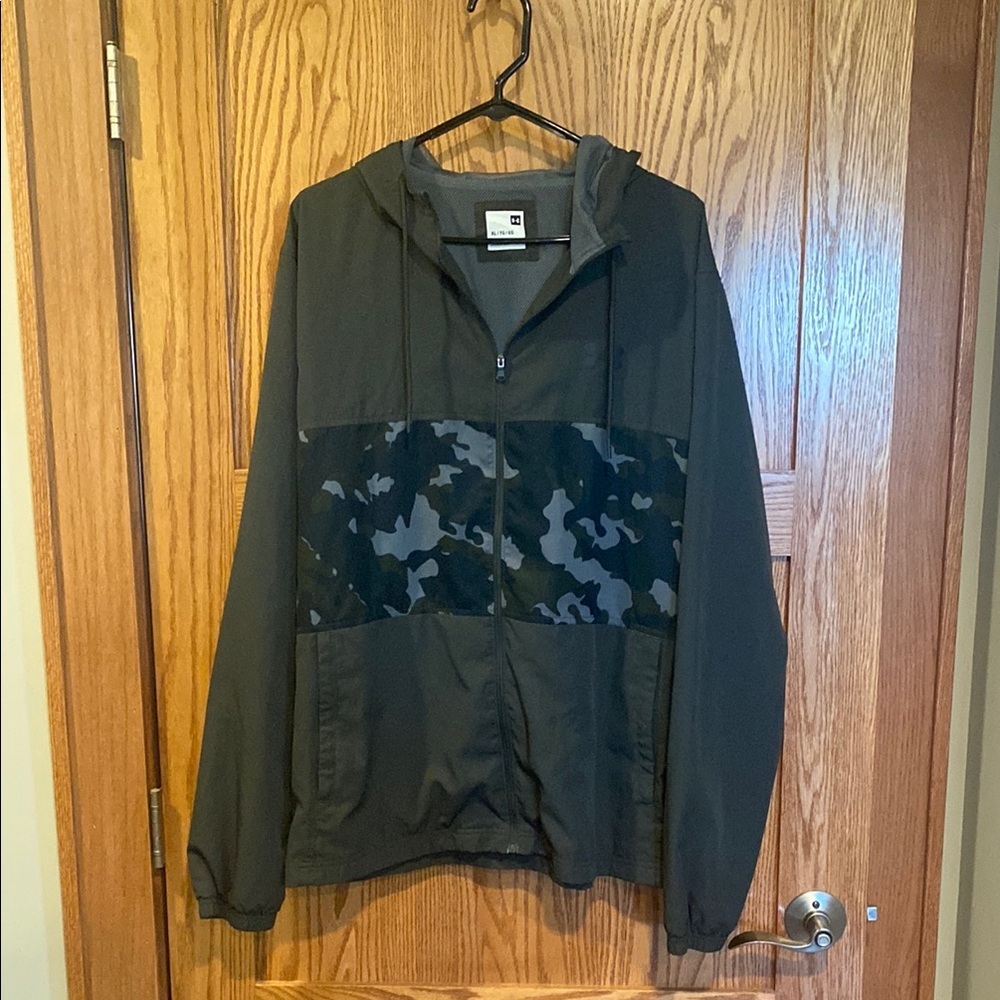 Under Armour Men’s Dark Gret Camo Zip Up Jacket Size XL EUC